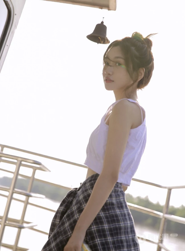 清纯女孩天桥楼梯间玩耍写真，格子衬衫扎腰露白皙纤细线条