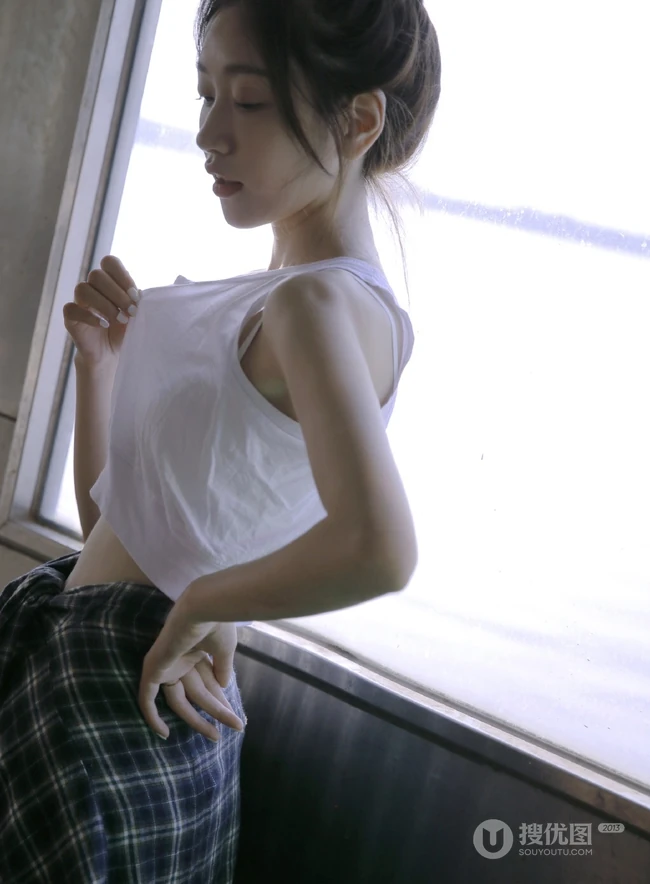 清纯女孩天桥楼梯间玩耍写真，格子衬衫扎腰露白皙纤细线条