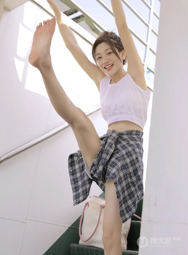 清纯女孩天桥楼梯间玩耍写真，格子衬衫扎腰露白皙纤细线条