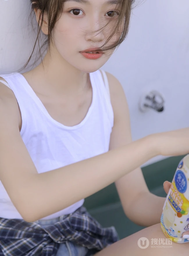 清纯女孩天桥楼梯间玩耍写真，格子衬衫扎腰露白皙纤细线条