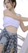 清纯女孩天桥楼梯间玩耍写真，格子衬衫扎腰露白皙纤细线条