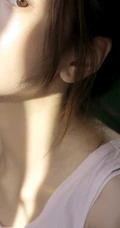 清纯女孩天桥楼梯间玩耍写真，格子衬衫扎腰露白皙纤细线条