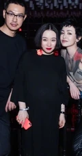 郭采洁出席活动与众人合照，清爽短发出镜，紧身黑皮裤抢眼