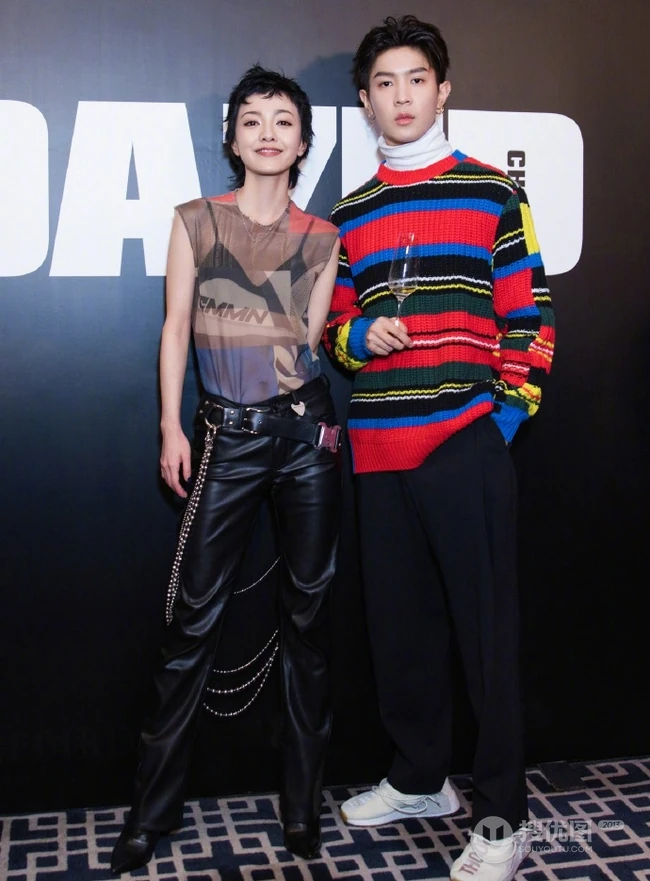 郭采洁出席活动与众人合照，清爽短发出镜，紧身黑皮裤抢眼