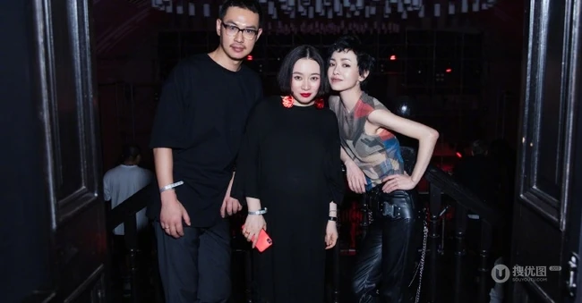郭采洁出席活动与众人合照，清爽短发出镜，紧身黑皮裤抢眼