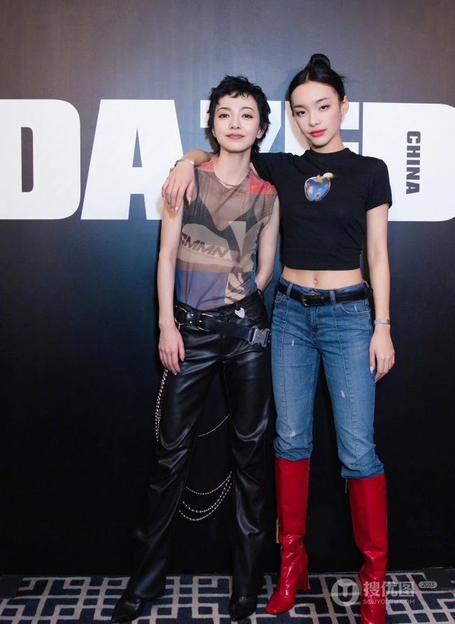 郭采洁出席活动与众人合照，清爽短发出镜，紧身黑皮裤抢眼