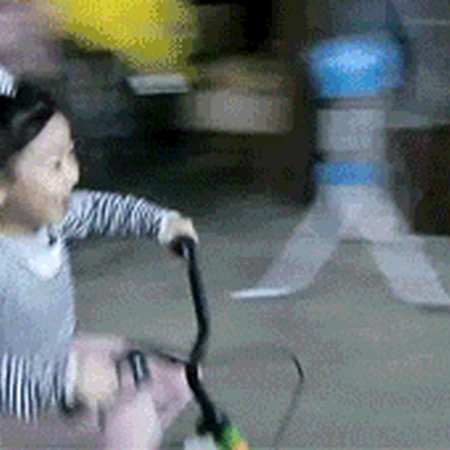 很会玩啊！小女孩玩转自行车完美漂移侧停动态图片