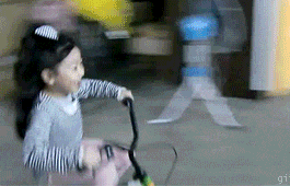 很会玩啊！小女孩玩转自行车完美漂移侧停动态图片