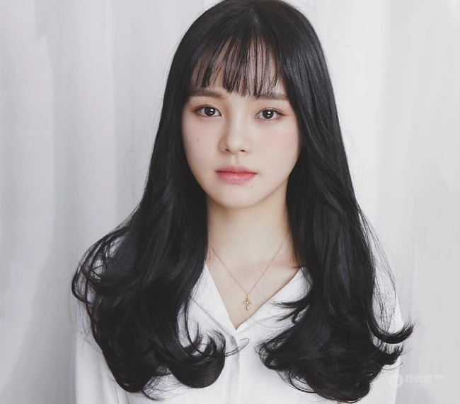 2019最新最流行的时尚潮流女生长发发型发色图集欣赏 第16张
