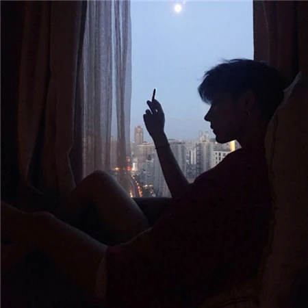 帅气好看的男生伤感侧颜心好累唯美黑白微信头像