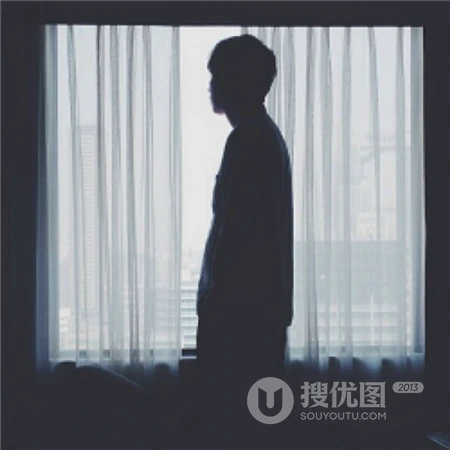 帅气好看的男生伤感侧颜心好累唯美黑白微信头像