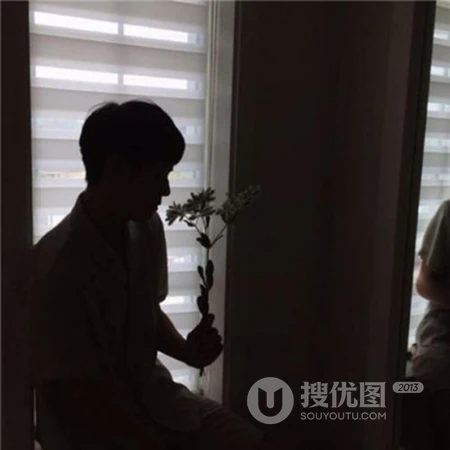 帅气好看的男生伤感侧颜心好累唯美黑白微信头像