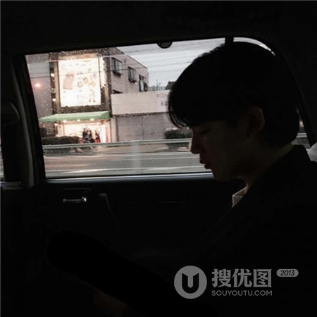 帅气好看的男生伤感侧颜心好累唯美黑白微信头像