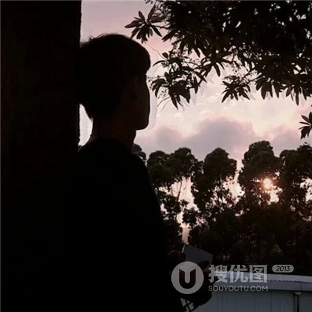 帅气好看的男生伤感侧颜心好累唯美黑白微信头像