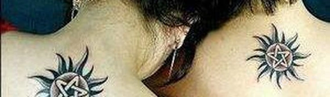情侣手指，背部或脚腕上的简单太阳光环纹身小图案 第3张