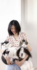 高圆圆晒工作室照片，花衬衫配牛仔裤逗猫签名很开心