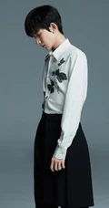 王源白衬衫搭黑裤时尚造型写真,个性小男生侧颜很帅气