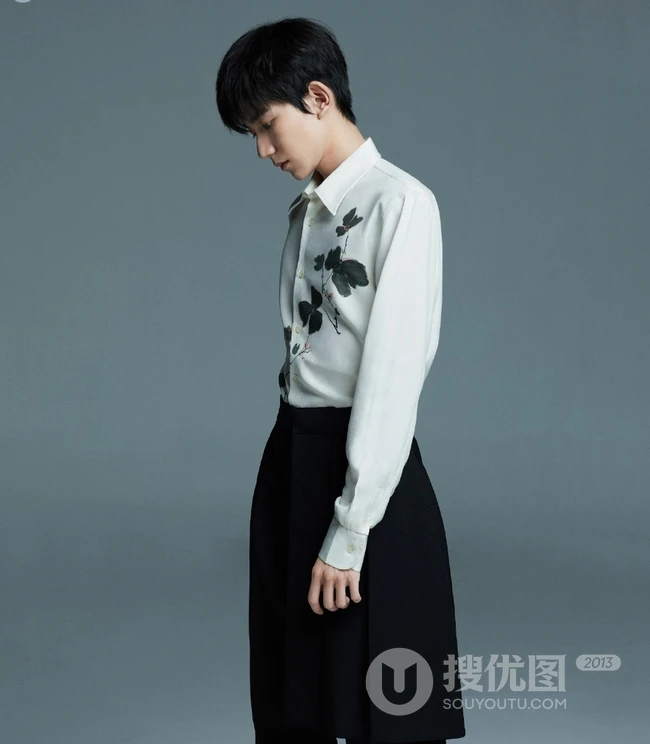 王源白衬衫搭黑裤时尚造型写真,个性小男生侧颜很帅气