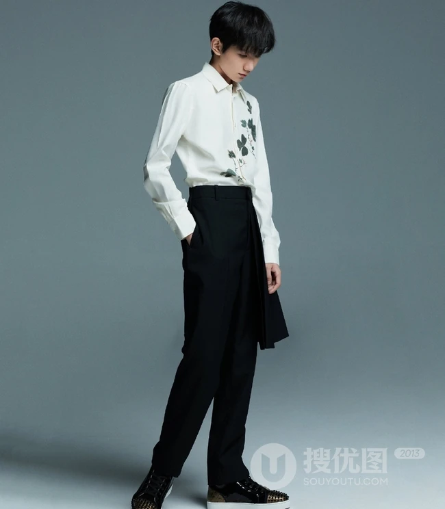 王源白衬衫搭黑裤时尚造型写真,个性小男生侧颜很帅气