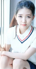 清纯可爱马尾辫女生小叶子制服短裙室内写真照