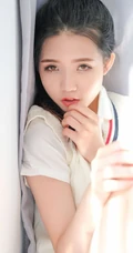 清纯可爱马尾辫女生小叶子制服短裙室内写真照