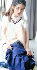 清纯可爱马尾辫女生小叶子制服短裙室内写真照