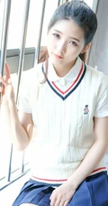 清纯可爱马尾辫女生小叶子制服短裙室内写真照