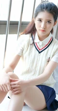 清纯可爱马尾辫女生小叶子制服短裙室内写真照