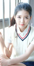 清纯可爱马尾辫女生小叶子制服短裙室内写真照