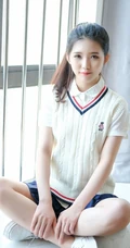 清纯可爱马尾辫女生小叶子制服短裙室内写真照