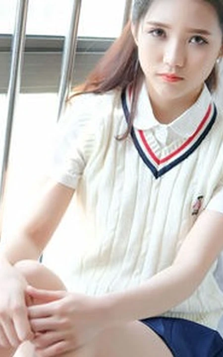 清纯可爱马尾辫女生小叶子制服短裙室内写真照