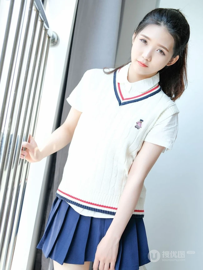 清纯可爱马尾辫女生小叶子制服短裙室内写真照