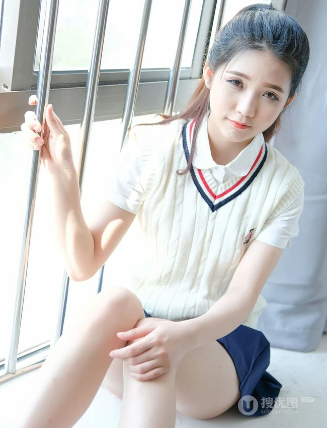 清纯可爱马尾辫女生小叶子制服短裙室内写真照