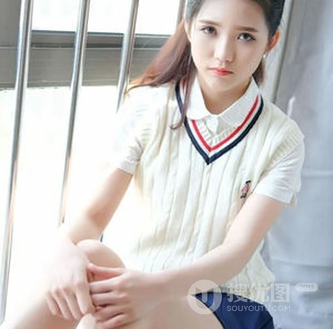 清纯可爱马尾辫女生小叶子制服短裙室内写真照