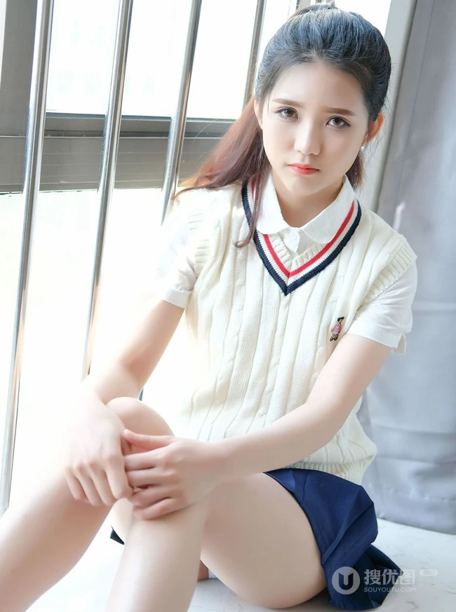 清纯可爱马尾辫女生小叶子制服短裙室内写真照