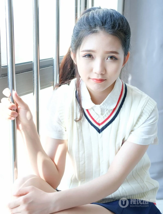 清纯可爱马尾辫女生小叶子制服短裙室内写真照