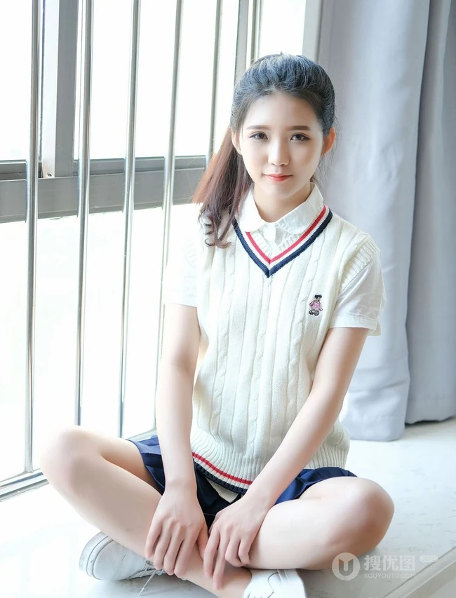 清纯可爱马尾辫女生小叶子制服短裙室内写真照