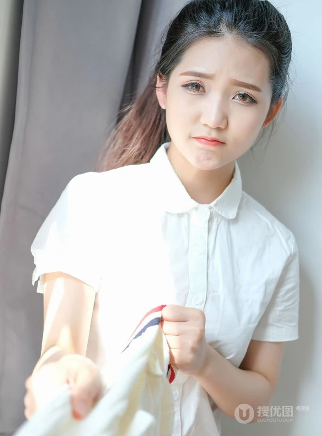 清纯可爱马尾辫女生小叶子制服短裙室内写真照