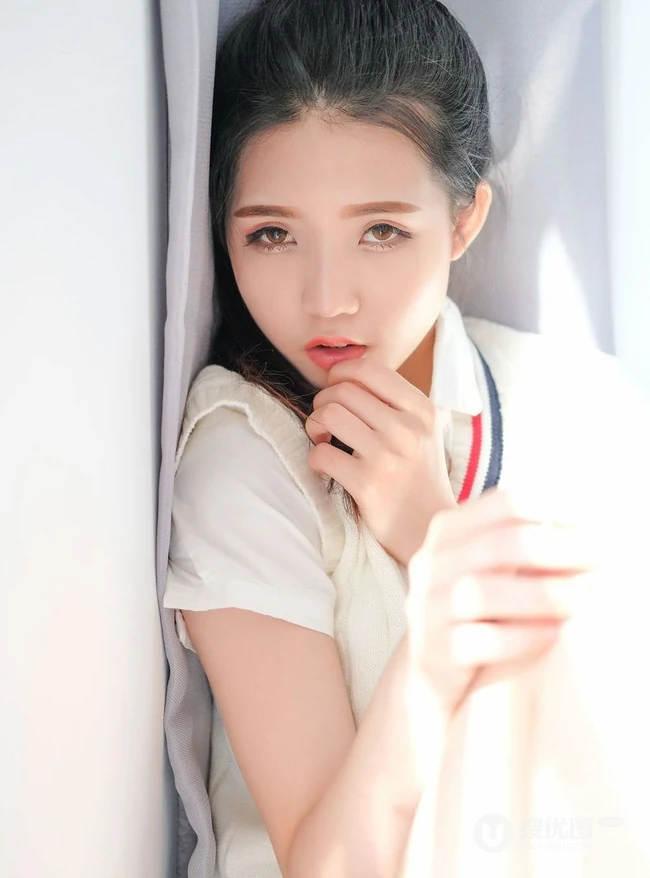 清纯可爱马尾辫女生小叶子制服短裙室内写真照