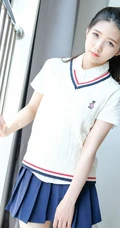 清纯可爱马尾辫女生小叶子制服短裙室内写真照