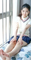 清纯可爱马尾辫女生小叶子制服短裙室内写真照