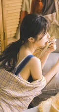 清新露肩肩带连体牛仔裤少女室内品尝美食写真图片
