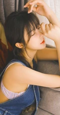 清新露肩肩带连体牛仔裤少女室内品尝美食写真图片