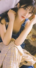 清新露肩肩带连体牛仔裤少女室内品尝美食写真图片