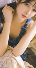 清新露肩肩带连体牛仔裤少女室内品尝美食写真图片