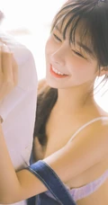 清新露肩肩带连体牛仔裤少女室内品尝美食写真图片