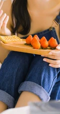 清新露肩肩带连体牛仔裤少女室内品尝美食写真图片
