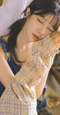 清新露肩肩带连体牛仔裤少女室内品尝美食写真图片
