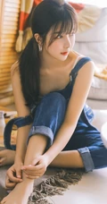 清新露肩肩带连体牛仔裤少女室内品尝美食写真图片