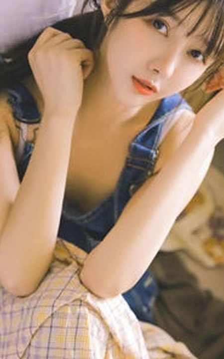 清新露肩肩带连体牛仔裤少女室内品尝美食写真图片